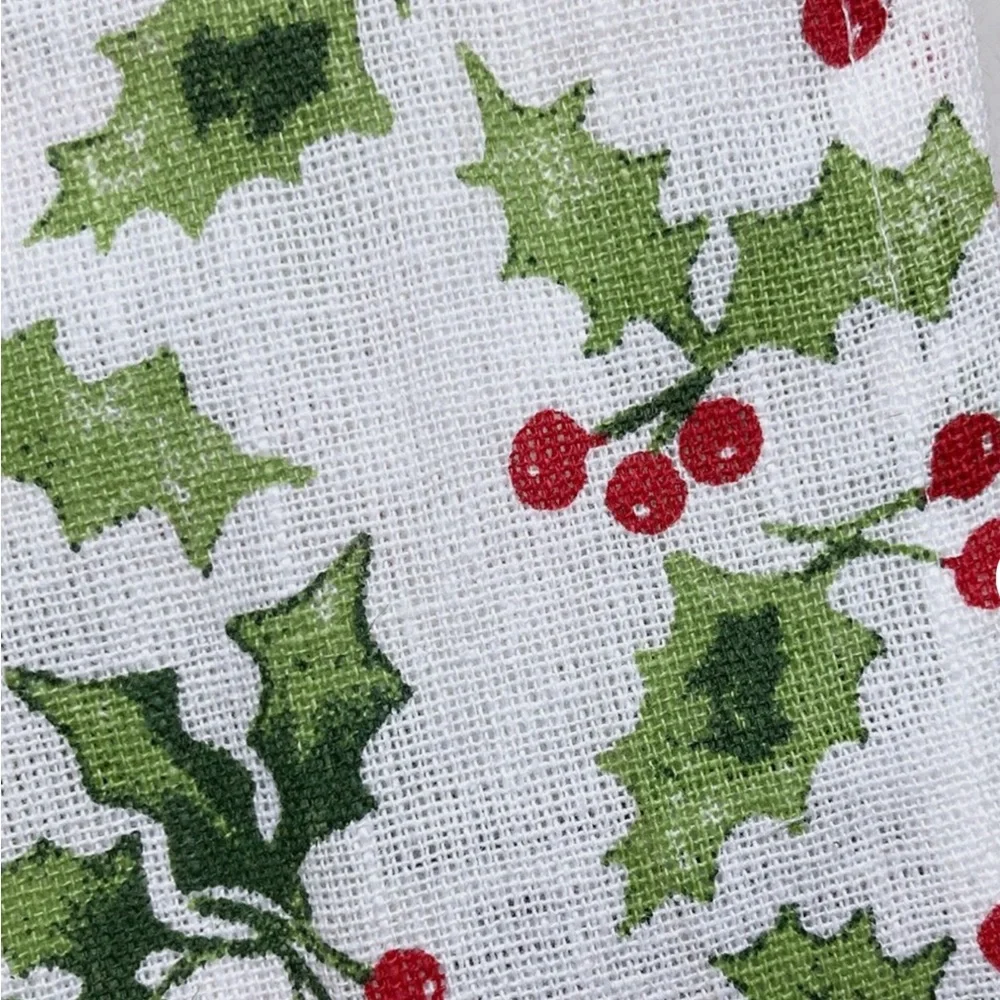 🎄 Cupcakes and Cashmere 6 napkins. Christmas Holly.